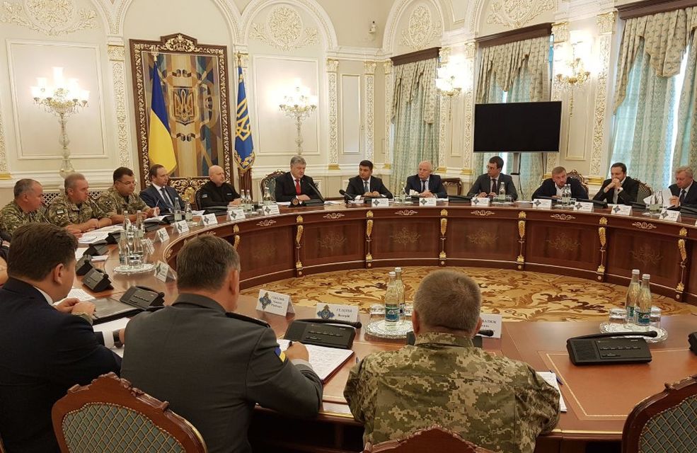 Порошенко поручил правительству обеспечить надлежащие условия для приема детей