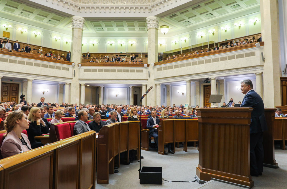 Порошенко поднял вопроса автокефалии во время обращения к Раду (Фото: Фото: Пресс-служба АП)