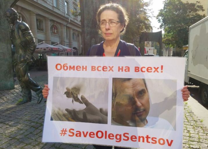 Марина Натапова во время одиночного пикета (Фото: ovdinfo.org)