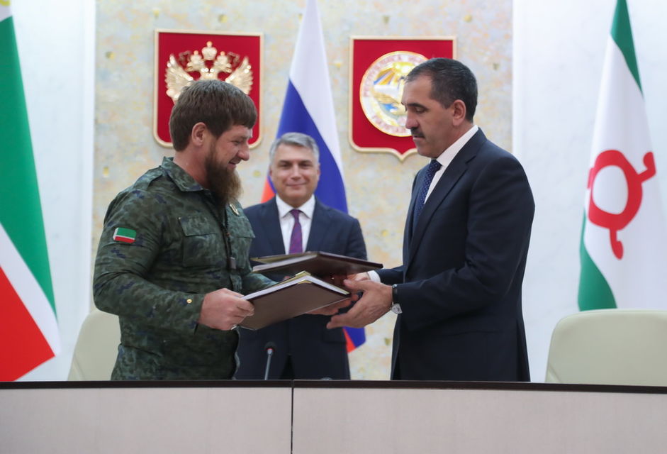 Голова Чечні Рамзан Кадиров та лідер Інгушетії Юнус-Бек Євкуров погодили новий кордон без попередніх роз'яснень (Фото: Фото прес-служби Республіки Інгушетія)