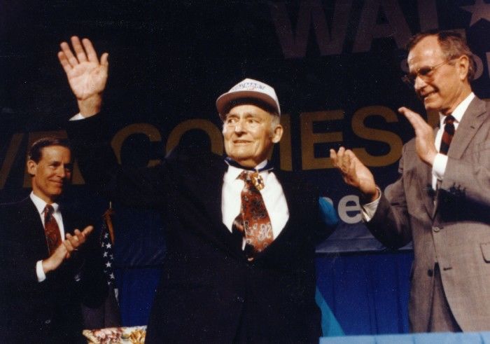  Засновник мережі Walmart Сем Волтон в 1992 році  (Фото:  Фото walmart.com)