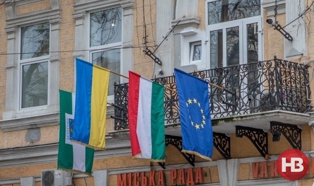 Чотири прапори на міськраді в Береговому: міський, український, угорський та прапор Євросоюзу (Фото: Фото: Олександр Медведєв / НВ)