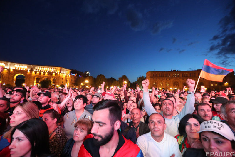 Пашинян закликав громадян зібратися біля будівлі парламенту
