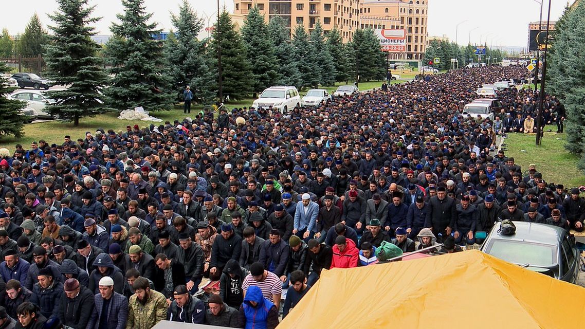 П'ятничний намаз протестувальників перед парламентом Інгушетії 5 жовтня (Фото: Фото: @lizafoht)