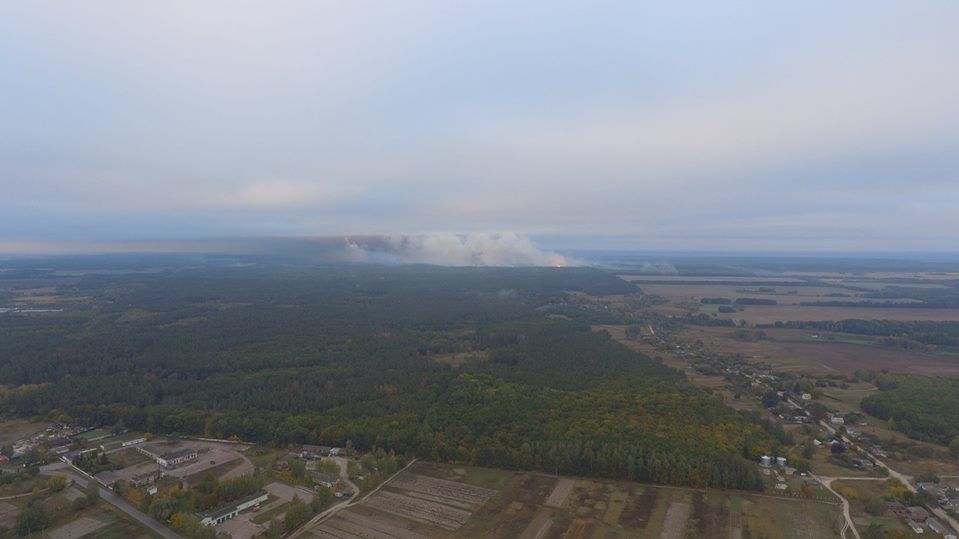 Интенсивность взрывов на складе боеприпасов под Ичней снизилась, но погасить пожар пока не удалось (Фото: Фото: Управління ДСНС України у Чернігівській області via Facebook)