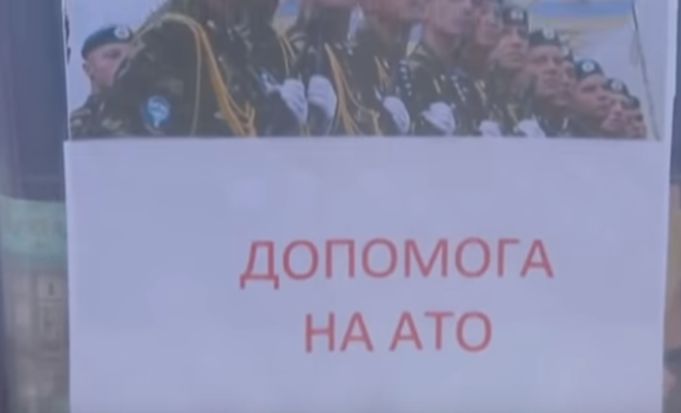 Благодійні фонди закликають українців не жертвувати гроші волонтерам, які збирають гроші у скриньки на вулицях та в метро (Фото: скріншот)
