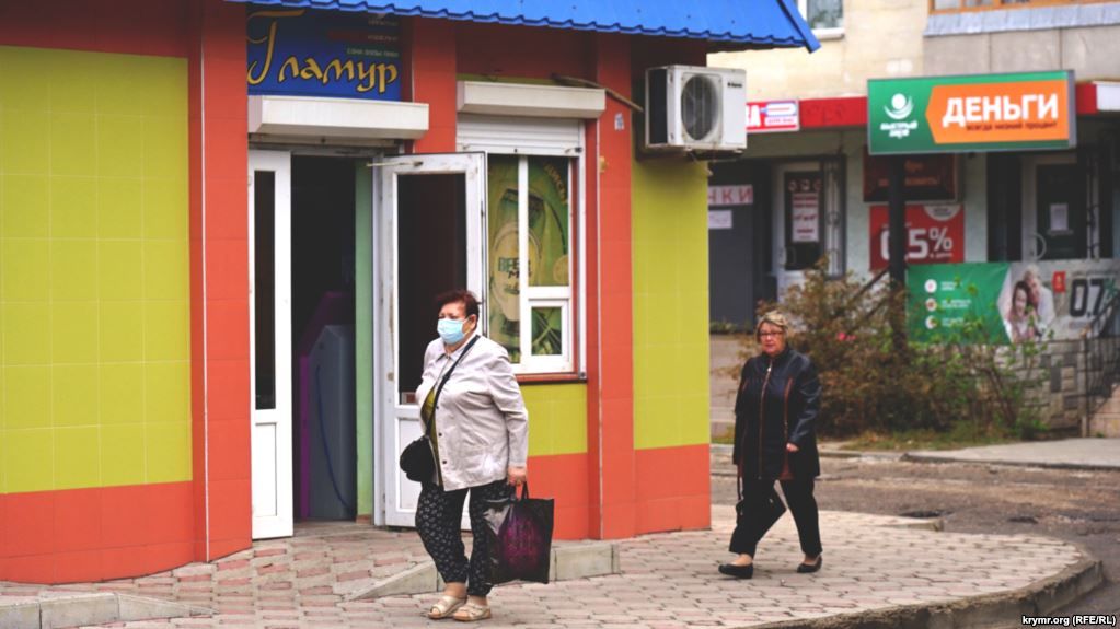  Місцеві жителі скаржаться на погане самопочуття, різкий запах в повітрі і незрозумілі опади  (Фото:  Фото: ru.krymr. com)