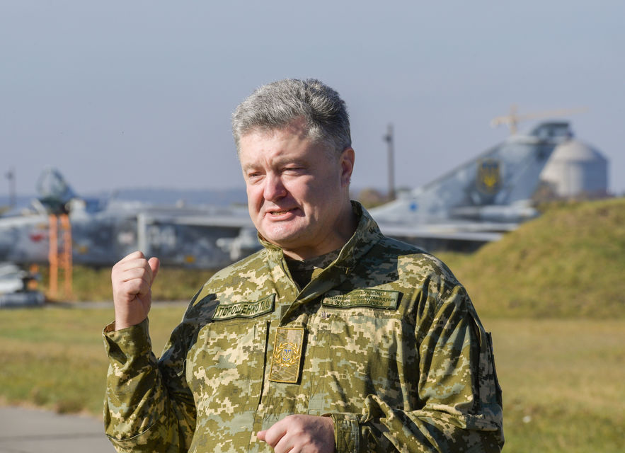 Порошенко поручил дать список уволенных генералов и офицеров, которые несут ответственность за ситуацию с хранением боеприпасов (Фото: Фото: Пресс-служба АП)