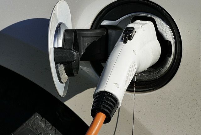 Світові автовиробники намагаються чинити опір нововведенням, але паралельно розвивають електромобільні напрямки (Фото: anaterate / pixabay)