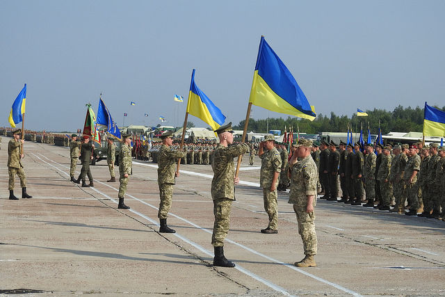 На сході відносна більшість опитаних зазначили, що не готові захищати Україну зі зброєю в руках (Фото: ministryofdefenceua / flickr.com)