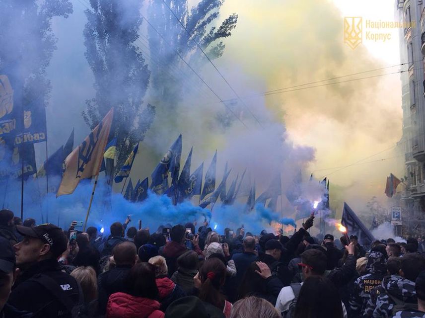 Учасники маршу вигукували гасла та палили фаєри  (Фото: Фото: РБК-Україна )