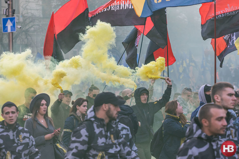  Учасники палили кольорові димові шашки, несли прапори своїх організацій, транспаранти, плакати і розтяжки з портретами лідерів націоналістичного руху України  (Фото:  Олександр Медведєв)