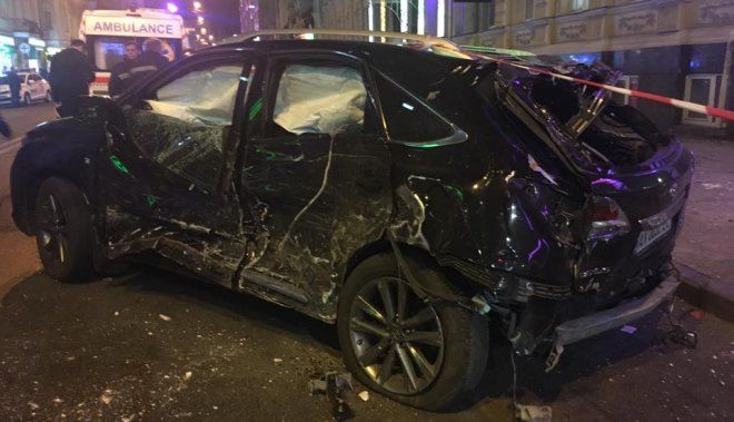  Lexus після зіткнення з іншою машиною відкинуло в натовп пішоходів  (Фото:  Фото: Ростислав Касьяненко/Facebook)