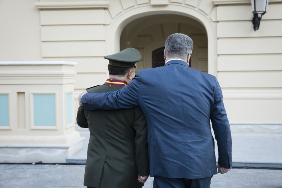 Порошенко оголосив про намір залишити Полторака на посаді голови Міноборони 13 жовтня (Фото: Фото: president.gov.ua)