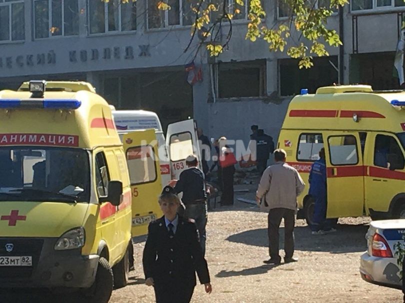 Територія біля коледжу оточена