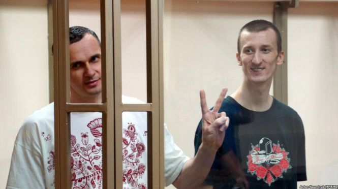 Олег Сенцов и Александр Кольченко во время судебного процесса в РФ