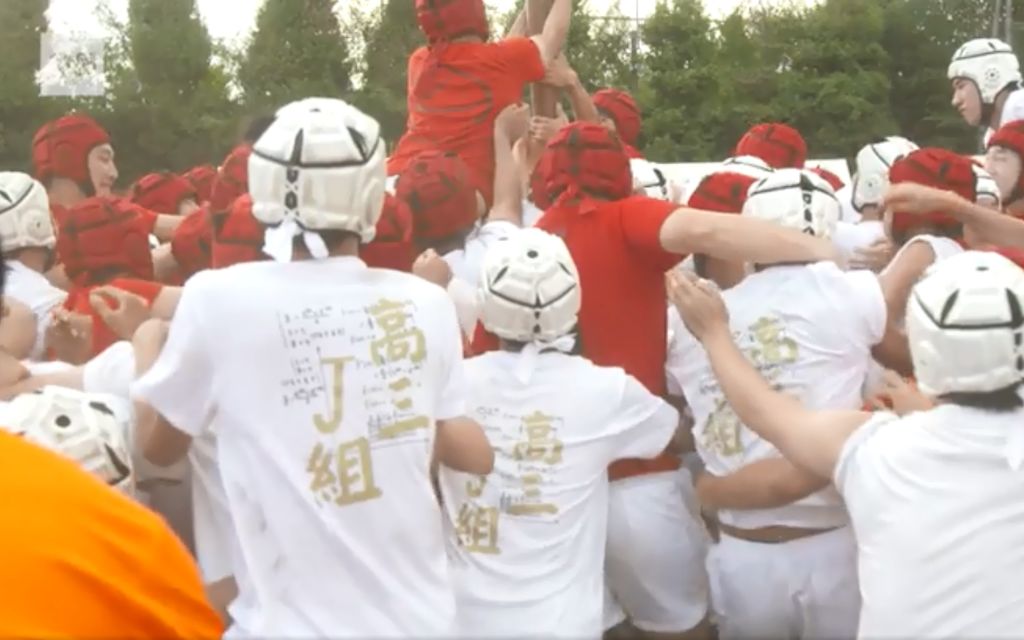 У грі бере участь 150 людей - по 75 з кожного боку  (Фото: Кадр відео CNN)