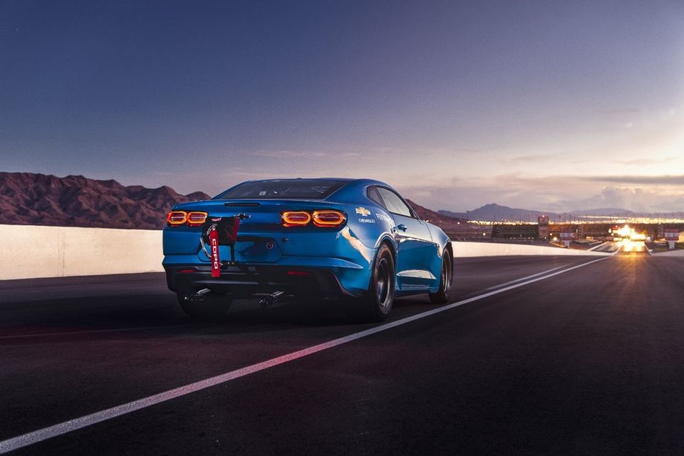  Chevrolet показала електричний Camaro для драг-рейсингу  (Фото:  Фото - GM )