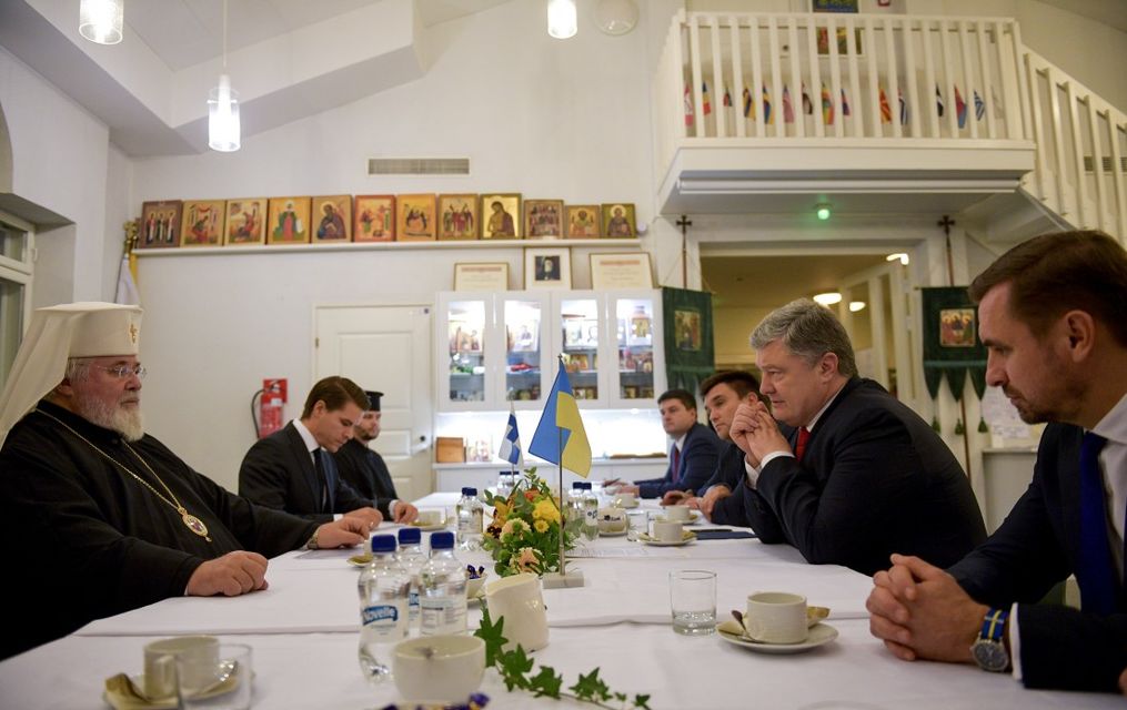 Архиепископ Лев и Петр Порошенко  (Фото: Фото: пресс-служба президента Украины)
