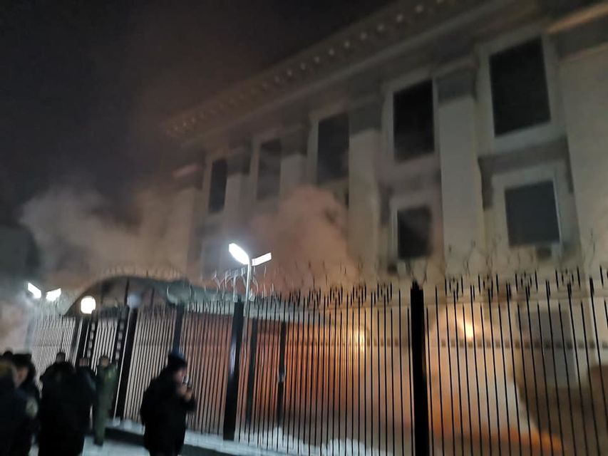  У российского посольства в Киеве активисты жгут шины и бросают дымовые шашки  (Фото:  Александр Рудоман/Facebook )