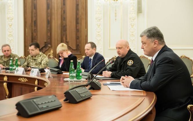 Военное положение предлагается ввести сроком на 60 дней (Фото: Фото: пресс-служба президента Украины)