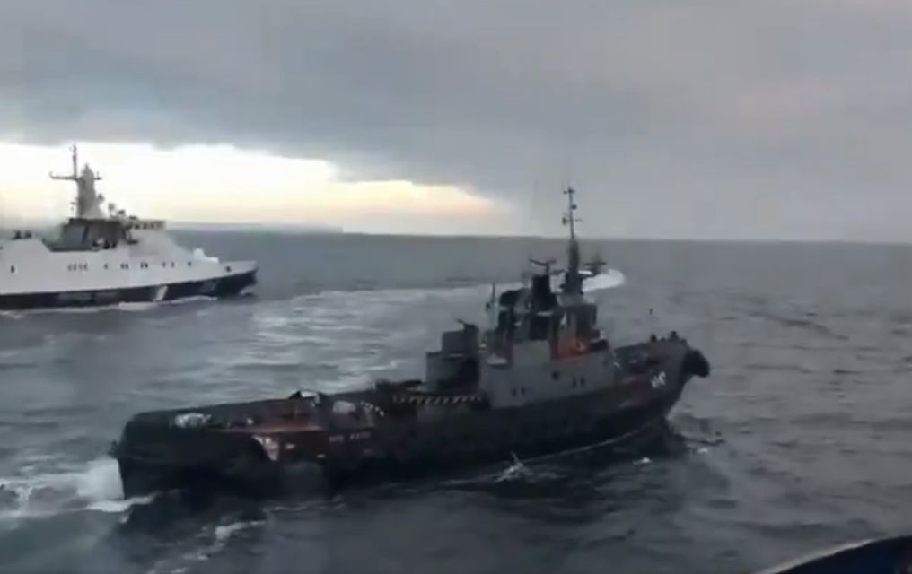Российское судно готовится таранить украинский буксир Яны Капу (на фото в центре) (Фото: Скриншот видео, обнародованного МВД Украины)