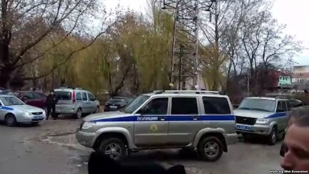 К зданию 