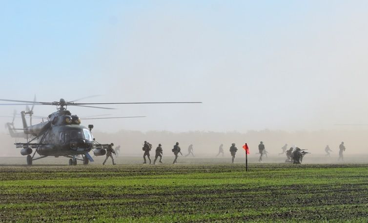  Воєнний стан ввели в 10 областях України строком на 30 діб (ілюстративне фото)  (Фото:  Фото прес-служби Міноборони)