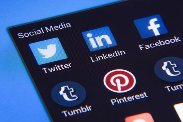 Люди поширюють інформацію, не перевіряючи офіційне джерело (Фото: PhotoMIX-Company / Pixabay)