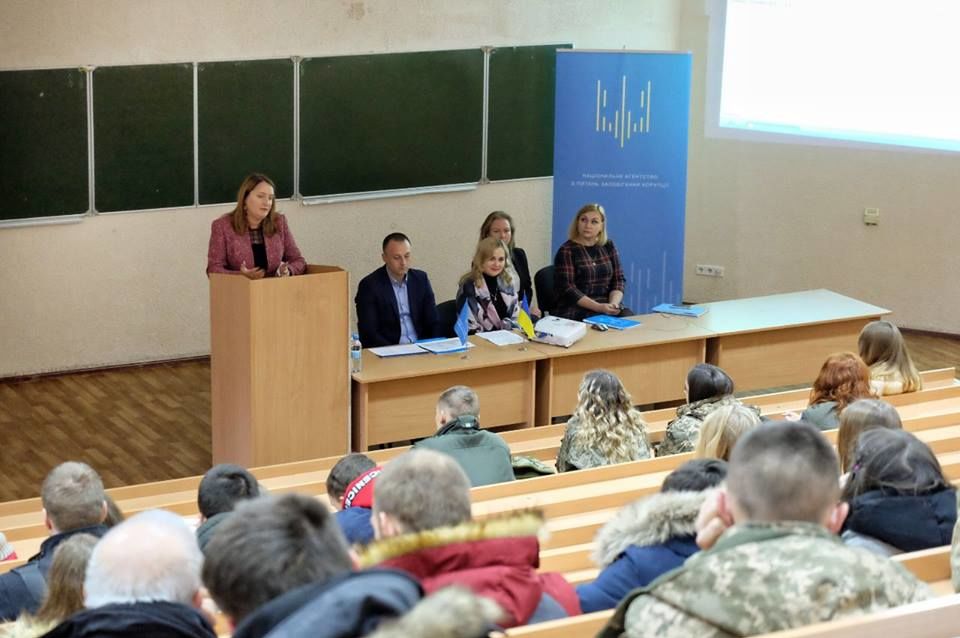 Лекції читатимуть до 10 грудня, зокрема, студентам Національного авіаційного університету (Фото: NAZKgov / facebook)