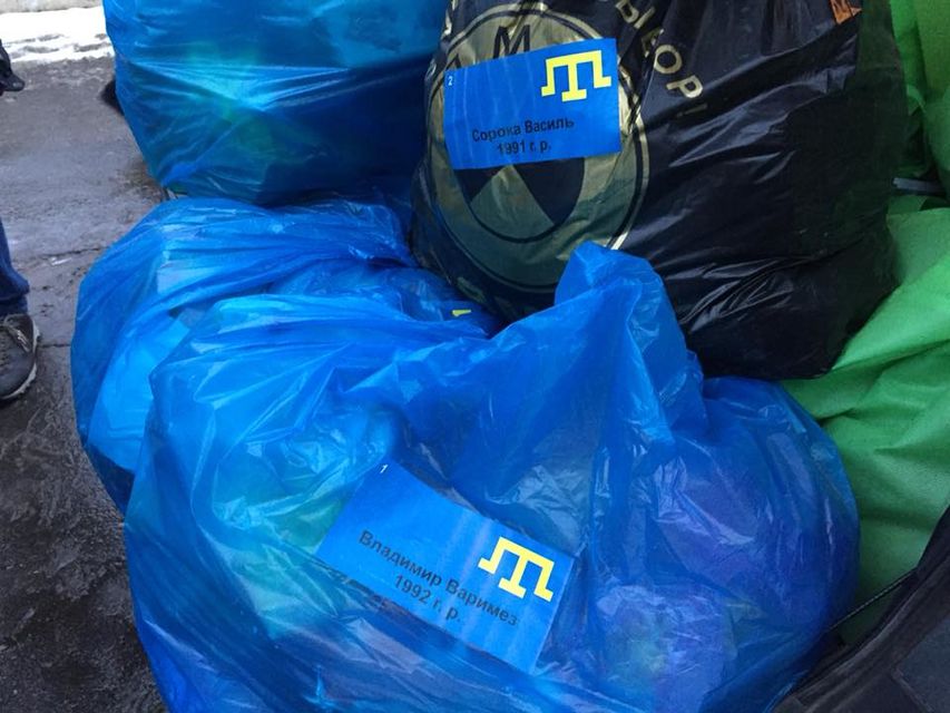 Крымскотатарские активисты привезли передачи захваченным украинским морякам  (Фото: Фото: Nariman Dzhelalov/Facebook)