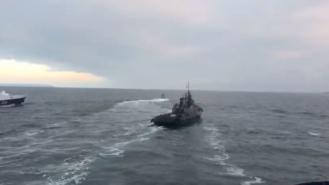 Российские силовики захватили три корабля и 24 военнослужащих ВМС ВС Украины 25 ноября в районе Керченского пролива (Фото: Фото: скрин видео Arsen Avakov via Facebook)