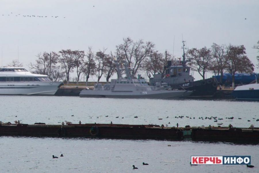 Россия отбуксировала два малых бронированных катера