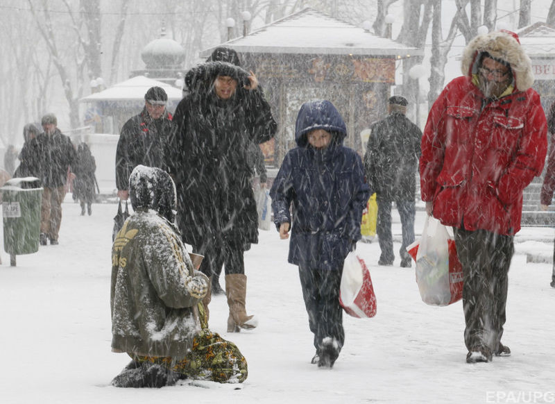 Бездомні, що не мають можливості зігрітися, страждають від морозів