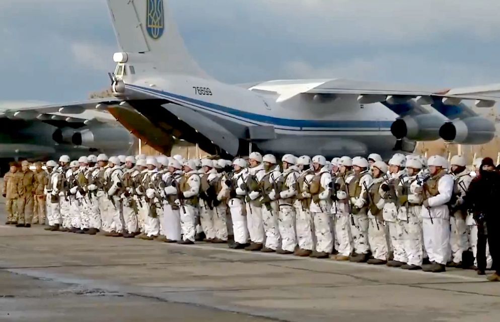 По словам Порошенко, наращивание войск является адекватным ответом на действия агрессора (Фото: Скриншот с видео пресс-службы президента/YouTube)