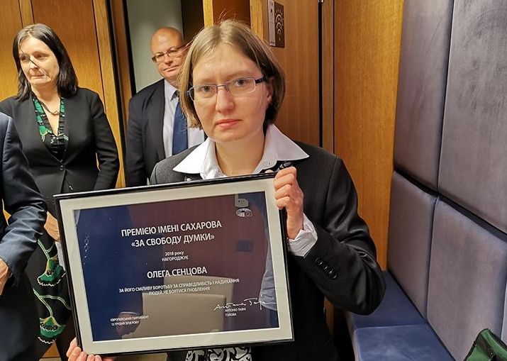  Премию вместо Сенцова получила его сестра Наталья Каплан  (Фото:  Фото: MFA of Ukraine/Twitter)