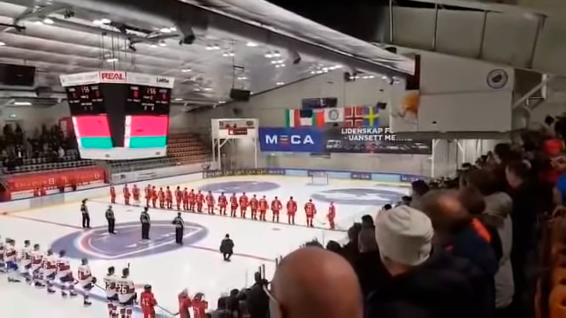 Норвежцы встали и отдали дань уважения 