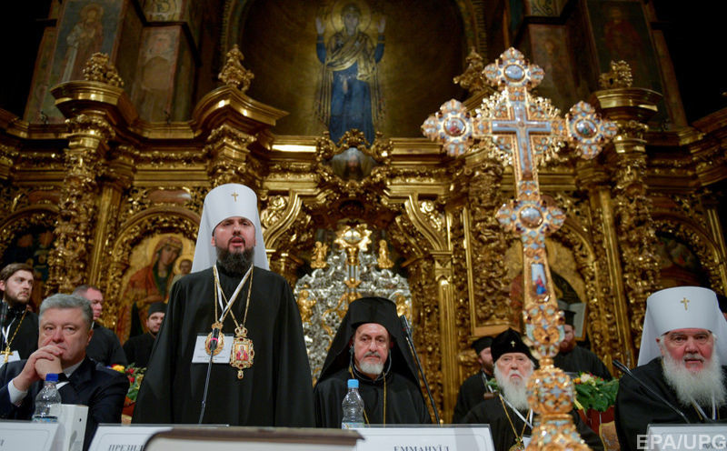 Епифаний (второй слева) выступает на Объединительном соборе 15 декабря 