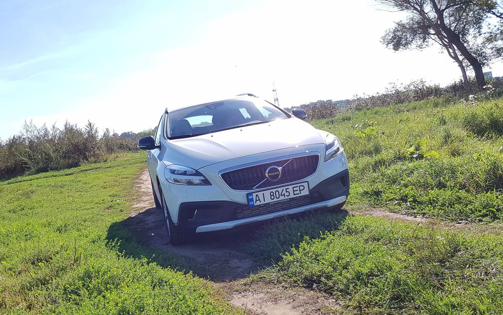 Святіше за Папу Римського. Тест-драйв Volvo V40 Cross Country - фото