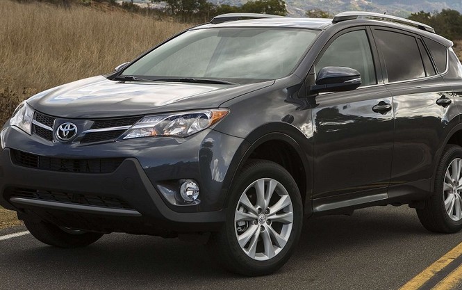 В Toyota RAV4 -&nbsp;2,2‑литровый двигатель, работающий на тяжелом топливе,- в дополнение к трем вариантам бензиновых моторов