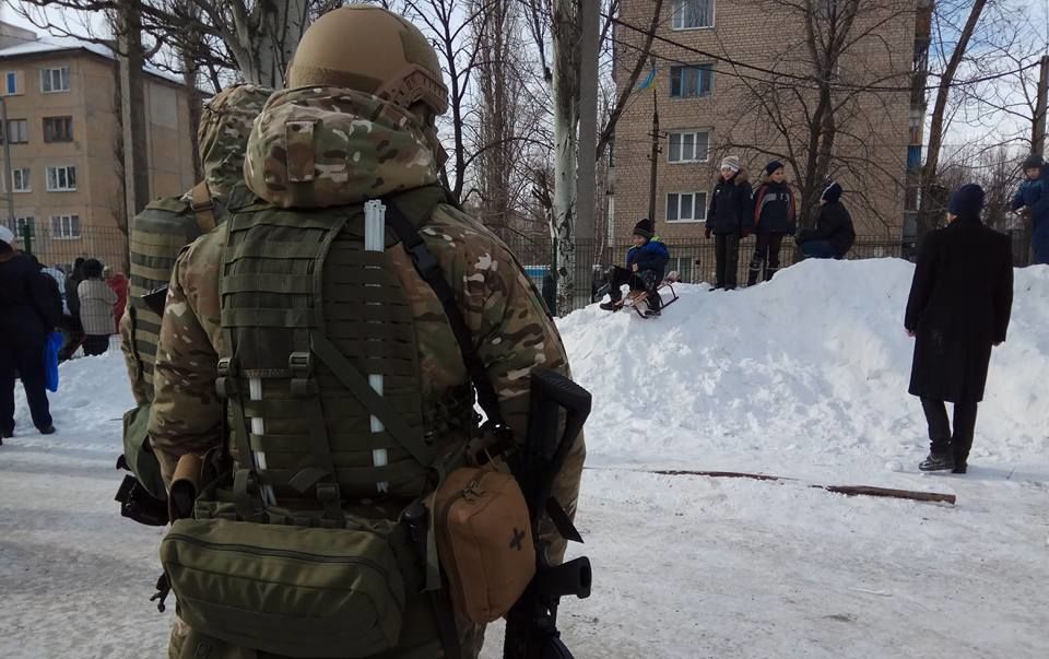 Українські військові патрулюють вулиці і допомагають місцевим жителям в Авдіївці, 1 лютого 2017 року (Фото: Фото: Костянтин Рєуцький/facebook)