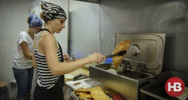 Клуб единомышленников. Как переселенцы из Крыма открыли в Киеве чебуречную - фото