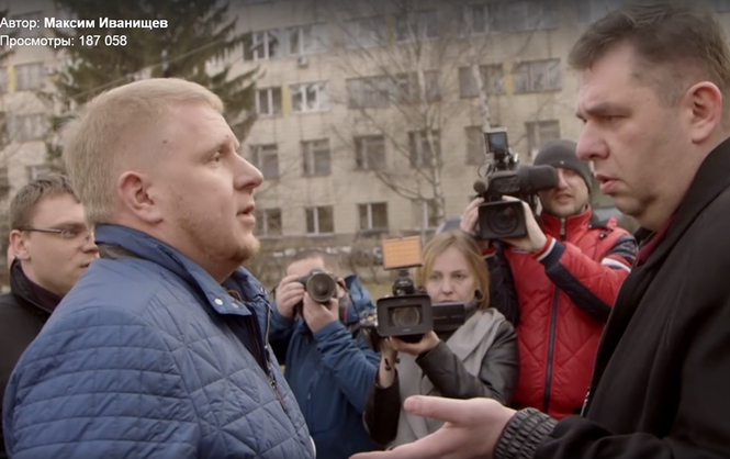 Максим Іванищев (ліворуч) розмовляє з нардепом Олександром Третьяковим в день затримання Романа Насирова