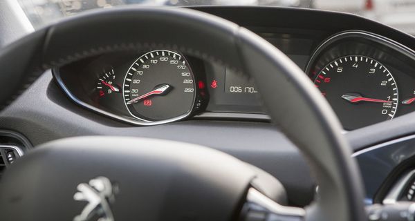Інтер'єр передньої частини Peugeot 308 SW (втім, як і всього салону) &mdash; стримана стильність