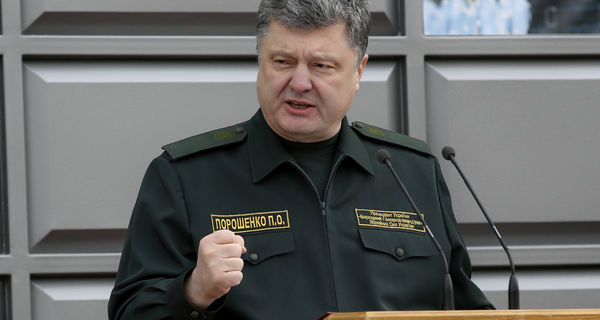 Петр Порошенко предложил ввести военное положение в ответ на агрессию России (Фото: Фото: пресс-служба президента)