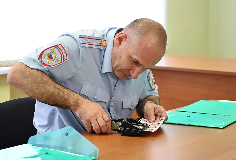 Російський міграційний чиновник в Новошахтинську реєструє заяви від жителів ОРДЛО на отримання російських паспортів (Фото: REUTERS / Sergey Pivovarov)