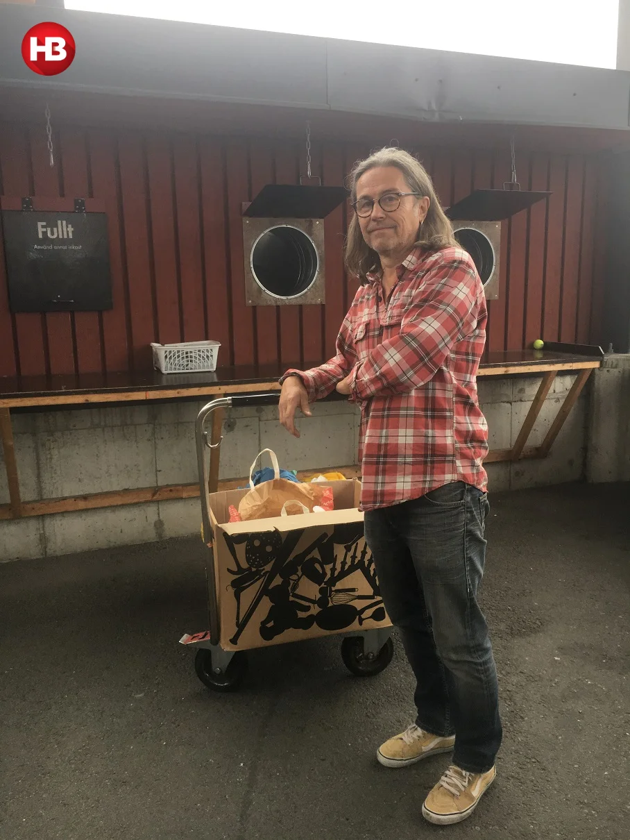 Швед Альф Олофссон скоро переедет в Валенсию и поэтому освобождает квартиру от ненужных вещей (Фото: Анна Павленко / НВ)