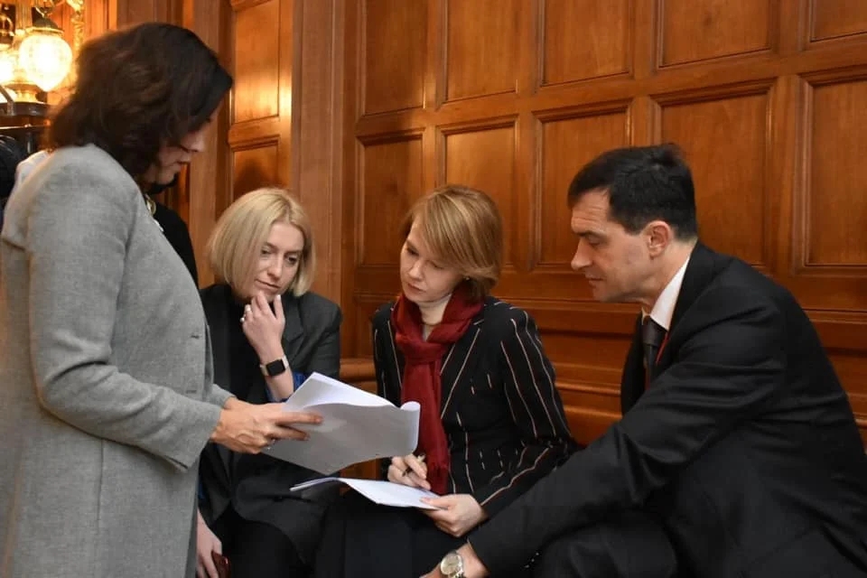 Олена Зеркаль з колегами з МЗС під час слухань Арбітражу в Гаазі (Фото: Lana Zerkal via Facebook)