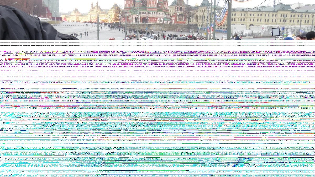 Люди на місці вбивства Нємцова на наступний день після злочину, 28 лютого 2015 (Фото: Putnik / Wikimedia Commons)