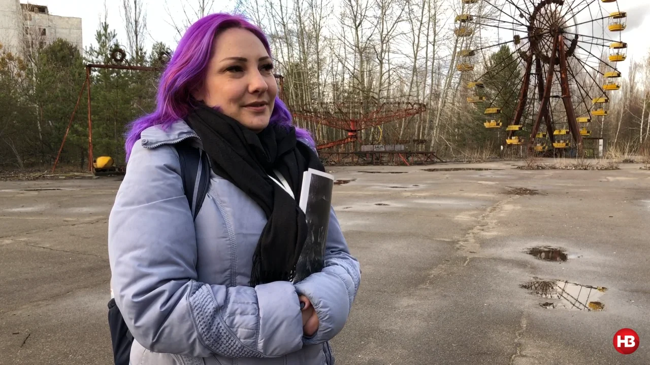 Студентка школы гидов Ирина Шаповал на фоне знаменитого колеса в Припяти (Фото: НВ)